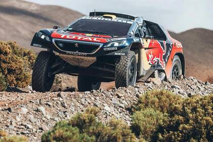 Peugeot 2008 DKR. En 2016 el león le buscó la vuelta a las reglas técnicas y diseñó este buggy con tracción trasera que marcó la tendencia ganadora hasta ahora. Lo llevo al triunfo "Monsieur Dakar" Stéphane Peterhansel