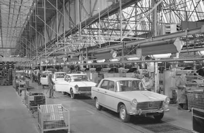 Peugeot empezó produciendo herramientas y molinillos de café; luego adoptó los autos