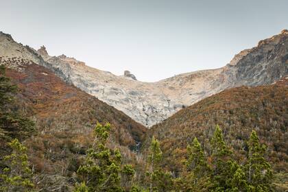 Peuma Hue es un paraíso para amantes del trekking, con senderos que cruzan bosques prístinos, rocas, barrancos, colinas e imponentes cascadas con maravillosas vistas sobre los lagos Gutiérrez y Mascardi.