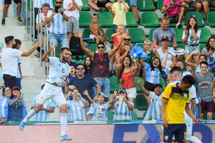 Pezzella, capitán por segunda vez en la selección, celebra su gol, el cuarto de Argentina ante Ecuador.