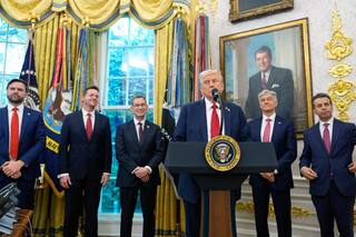 Pfizer acuerda con Trump reducir costos de medicamentos para Medicaid