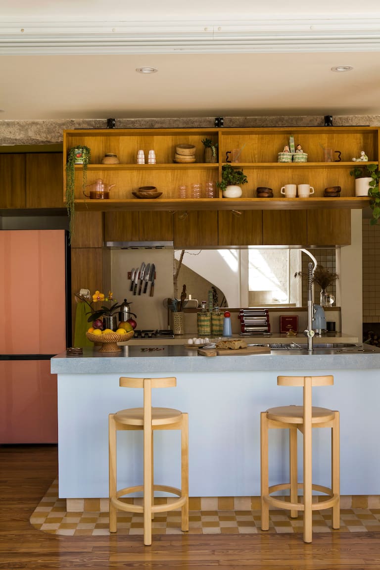 “Este ambiente era importante para mí. Me encanta cocinar y que me acompañen mientras lo hago. Si recibo invitados, no quiero quedar excluida, por eso no está cerrada y cuenta con una isla”, nos contaba la actriz y escritora Carla Quevedo.