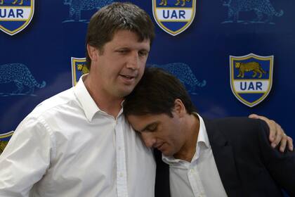 Phelan se abraza con Agustín Pichot