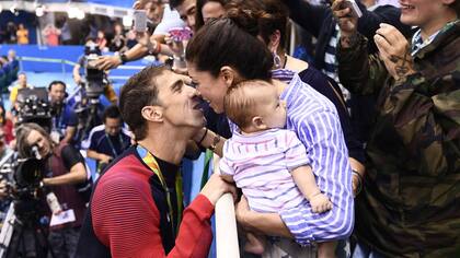 Phelps saluda a su mujer y a su hijo