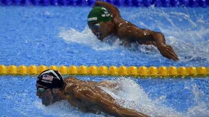 Phelps vuela en el agua; Le Clos sólo puede mirarlo