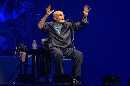 Phil Collins cantó durante un tiempo sentado en sus shows por sus problemas de salud