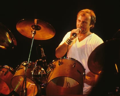 Phil Collins durante un concierto de Genesis en 1980