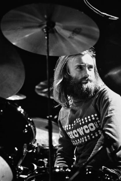 Phil Collins, en la década del setenta, sentado a la batería de Genesis