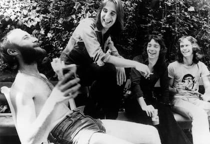Phil Collins, Mike Rutherford, Steve Hackett y Tony Banks, en 1976, un año antes del registro de Seconds Out, el álbum que Hackett recreará para el público porteño.