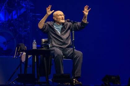 Phil Collins tuvo que cantar sentado en el primer show del tour “The Last Domino?”