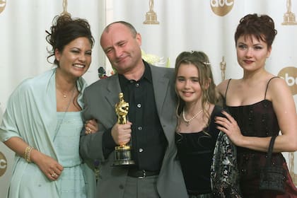 Phil Collins y su familia, en la entrega de los premios Oscar de 2000