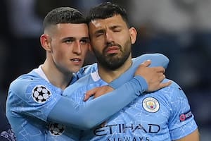 Phil Foden consuela a Sergio Aguero, después de la final de la Champions League que Chelsea le ganó a Manchester City en Porto, Portugal.