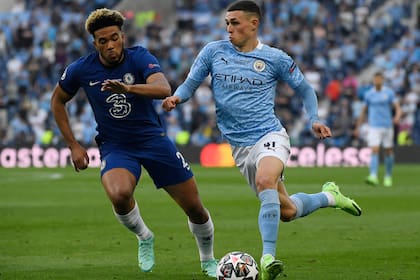 Phil Foden se le va en velocidad a Reece James, de Chelsea, durante la final de la Champions League que se juega en Porto.