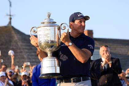 Phil Mickelson de los Estados Unidos celebra con el Trofeo Wanamaker después de ganar el PGA Championship