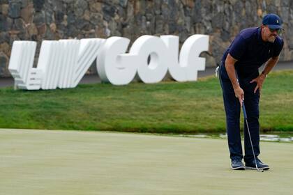 Phil Mickelson, durante el torneo  Bedminster Invitational LIV Golf, el viernes 29 de julio de 2022. El zurdo es una de las grandes contrataciones de la liga árabe