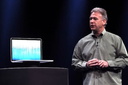 Phil Schiller junto a la nueva MacBook Pro con pantalla de alta definición, durante la conferencia