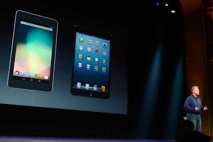 Phil Schiller, vicepresidente de Marketing de Apple, compara la iPad mini con la Nexus 7 de Google