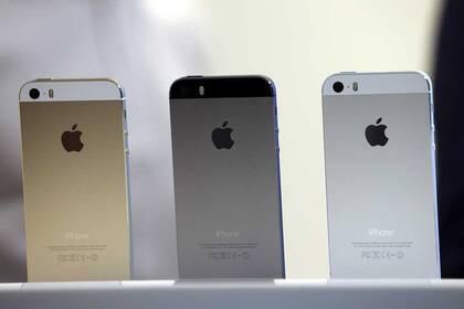 El iPhone 5S en sus tres variantes, uno de los dos modelos de teléfono móvil que Apple presentó en su sede de Cupertino