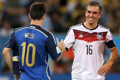 Philipp Lahm, campeón del mundo con Alemania (en la escena, con Leo Messi), afirmó que el Mundial no debió ser otorgado a Qatar 