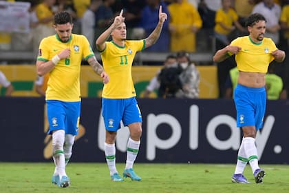 Philippe Coutinho celebra el segundo tanto del equipo brasileño