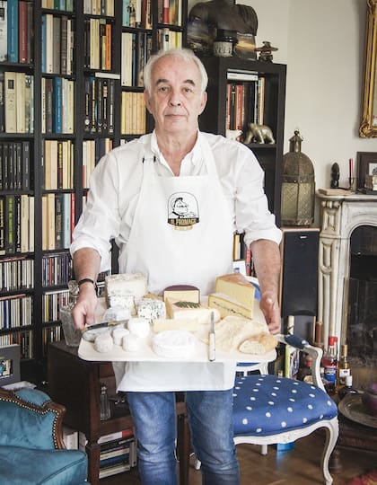 Philippe Dumain, en su casa de Francia, con una impresionante mesa de quesos