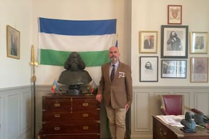 Un reino sin tierra y un príncipe en Europa: la historia del abogado francés que sostiene la causa mapuche