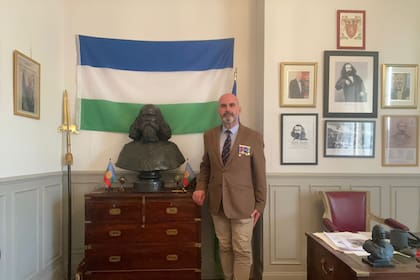 Un reino sin tierra y un príncipe en Europa: la historia del abogado francés que sostiene la causa mapuche