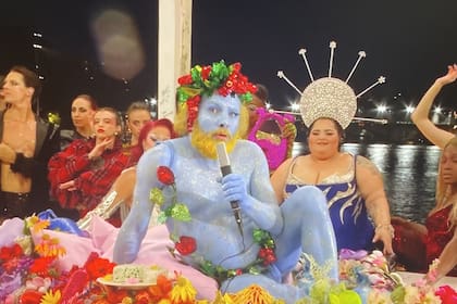 Philippe Katerine apareció pintado de azul en la escena que recreaba la Última Cena