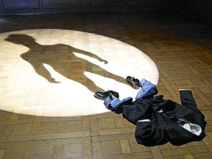 Philippe Ramette presenta a un hombre y su sombra