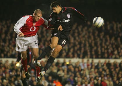 Philippe Senderos (Arsenal) y Claudio Pizarro (Bayern Munich), en un choque de Champions League en Londres, el 9 de marzo de 2005