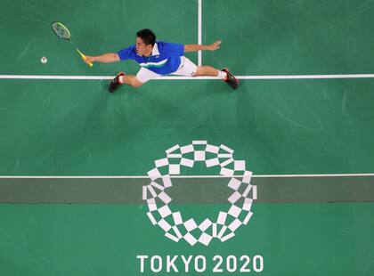 Phillip Chew de EE. UU. Realiza un disparo en el partido de la fase de grupos de bádminton de dobles masculinos con Ryan Chew de EE. UU. Contra Keigo Sonoda de Japón y Takeshi Kamura de Japón durante los Juegos Olímpicos de Tokio 2020 en el Musashino Forest Sports Plaza en Tokio el 26 de julio de 2021.