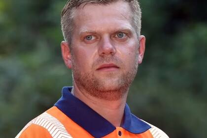 Phillip O'Brien (en la foto), de Macclesfield, sujetó a la mujer mientras el avión estaba en el aire