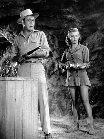 Phillis Coates junto a Myron Healey en una escena de Panther Girl of the Kong
