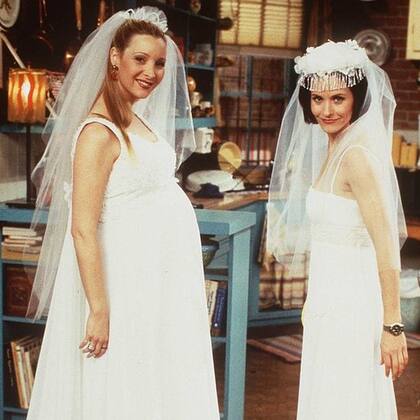 Phoebe embarazada de los trillizos y Mónica en el capítulo "El de los vestidos de novias".