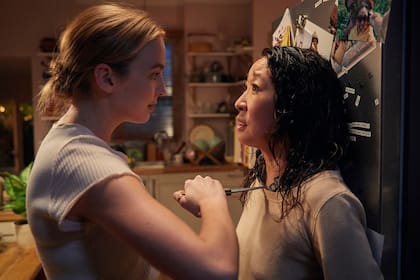 Killing Eve (2018-) Paramount-Flow. Dos temporadas La retorcida relación entre una asesina a sueldo (Jodie Comer) y la espía que debe atraparla (Sandra Oh) está repleta de sorpresas