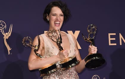 Phoebe Waller-Bridge con sus Emmy conseguidos por Fleabag