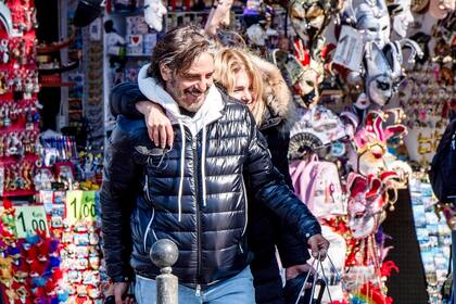 Risas cómplices y compras para Ara y Fabián
