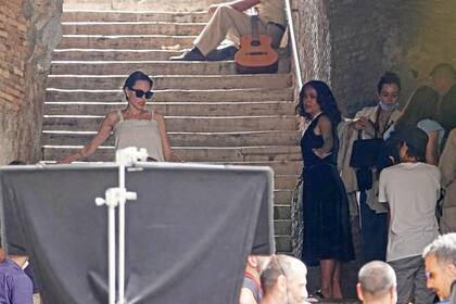 Angelina Jolie dirige su nuevo proyecto cinematográfico protagonizado por Salma Hayek.