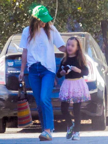 Photo © 2022 Backgrid/The Grosby Group
Solterísima, Olivia Wilde fue vista en los estudios KR con sus hijos antes de pasar por Farmer's Market con una amiga