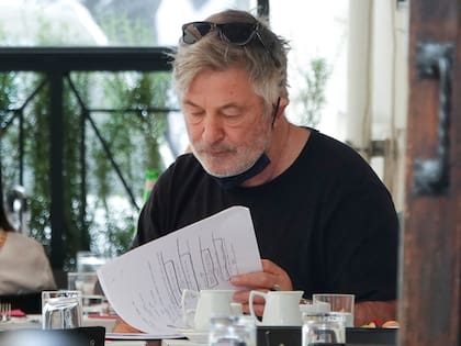 Alec Baldwin días atrás en Roma, leyendo uno de los guiones que le acercó la productora italiana