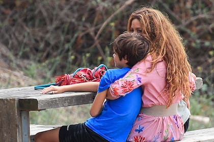 Shakira encuentra refugio en sus dos hijos tras la publicación de las fotos de Piqué besando a su nueva novia