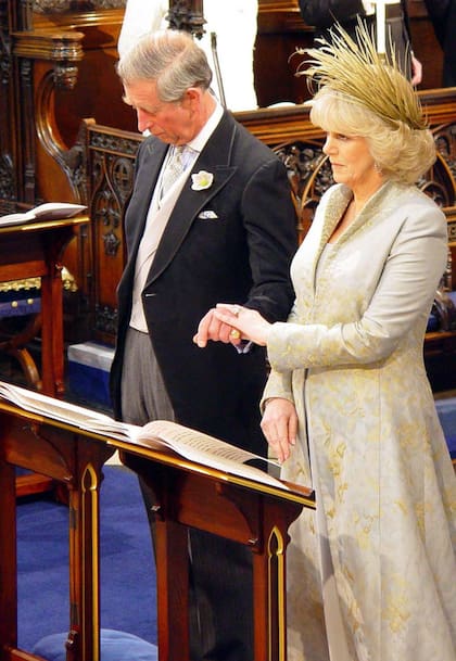 Frente al mismo altar donde el príncipe Harry fue bautizado en 1984, ya dieron el “sí, quiero” una cantidad de royals, incluído su tío, el príncipe Eduardo, conde de Wessex (con Sophie Rhys-Jones, en 1999); y su papá, el príncipe de Gales (con Camila Parker, en 2005). 