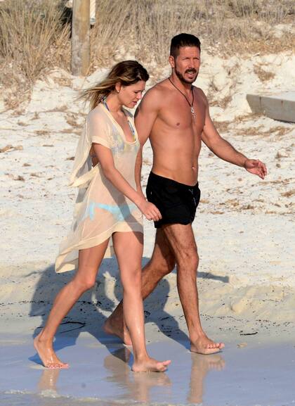 A pesar de los dieciocho años de diferencia, durante sus días en las islas Baleares, el Cholo lució orgulloso su figura atlética. Y Carla, que por entonces se había alejado de las pasarelas para dedicarse al mundo del arte, lucía su cuerpazo de modelo.