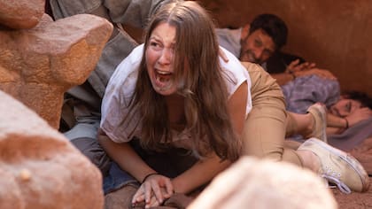 Pia (Andrea Berntzen) es una turista noruega secuestrada en el desierto de Sinai junto a dos amigos israelíes por parte de miembros de ISIS.