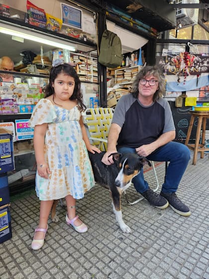 Pía es la vecinita que le regaló la mantita a la perrita rescatada. Es de Finlandia y está visitando a sus abuelos en Argentina.