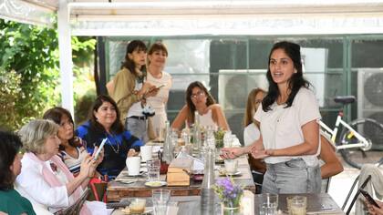 Pía Garat expone en el desayuno que reunió a las ganadores de los premios Mujeres por más y a los miembros del jurado de la ONG Pollera Pantalón