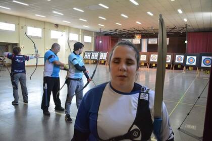 Pía practica arquería