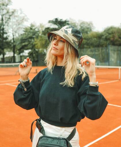 Pía Slapka en plena producción de fotos en una cancha de tenis (Foto: Instagram)