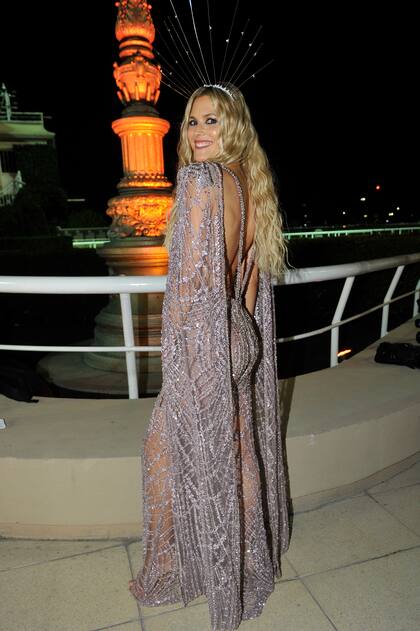 Pía Slapka en un vestido de Marian Saud y un tocado Astucia Ritz.