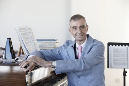 Piano, partituras, atril y un metrónomo, la artillería del músico ejecutante